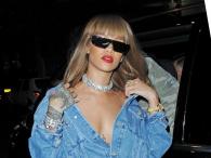Rihanna w katanie i bez stanika